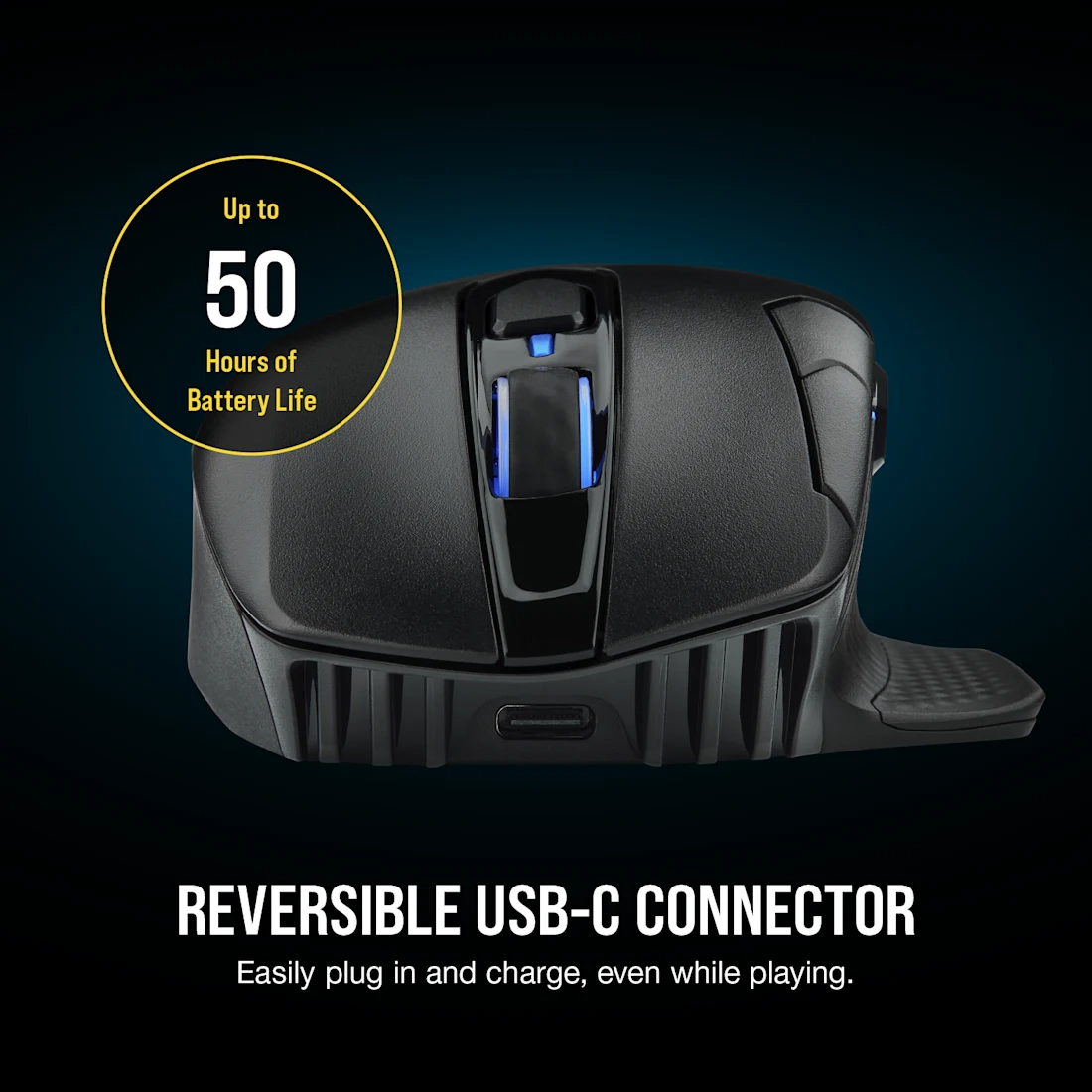 Fekete gamer egér kék díszítéssel. Szöveg: akár 50 óra akkumulátor-üzemidő, reverzibilis USB-C csatlakozó.