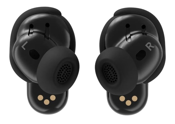 Dwa czarne bezprzewodowe słuchawki z silikonowymi końcówkami. Oznaczenia 'L' i 'R', złote punkty ładowania.