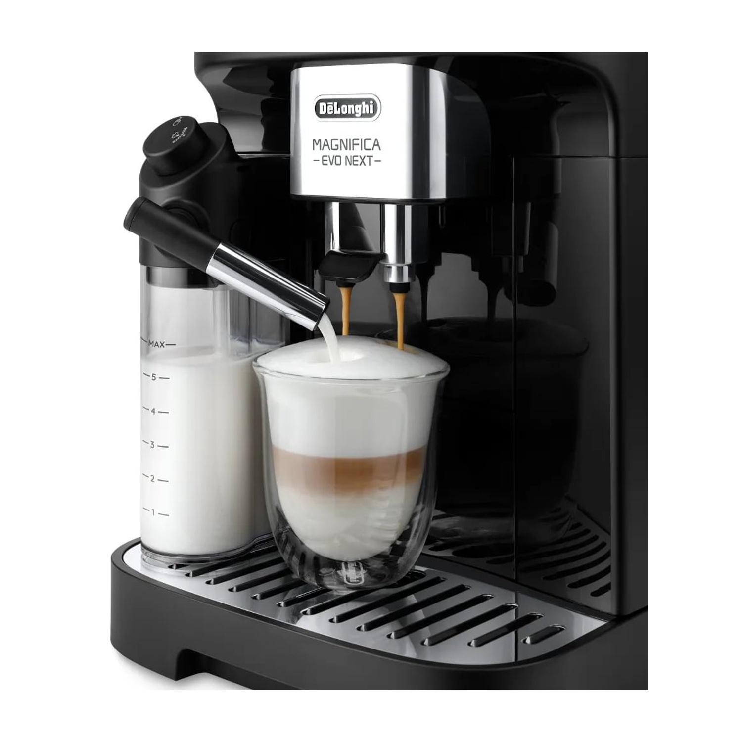 Una macchina da caffè espresso De'Longhi Magnifica Evo Next che eroga caffè e latte in un bicchiere. Montalatte a sinistra.