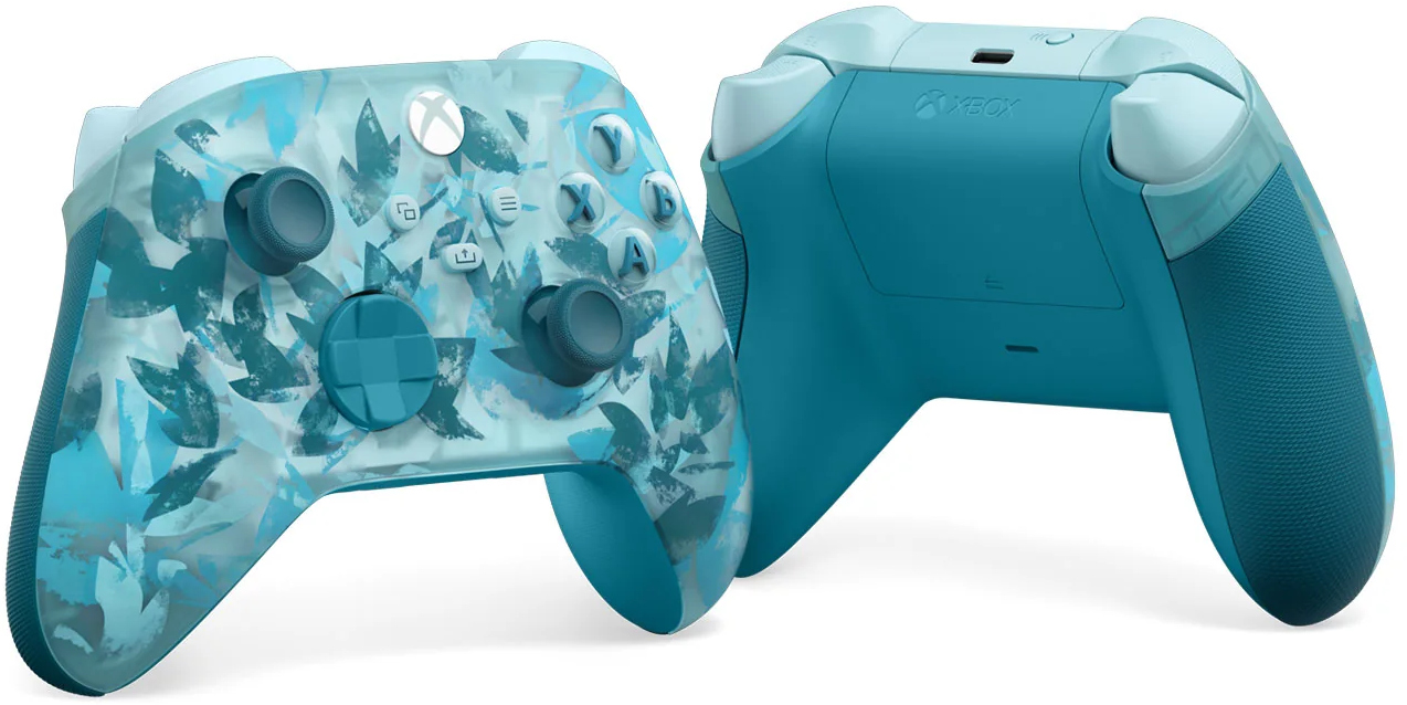 Két Xbox-kontroller. Az egyik kék virágmintás. A másik egyszínű kék. Mindkettő fehér díszítéssel és sötétkék joystickkel rendelkezik.