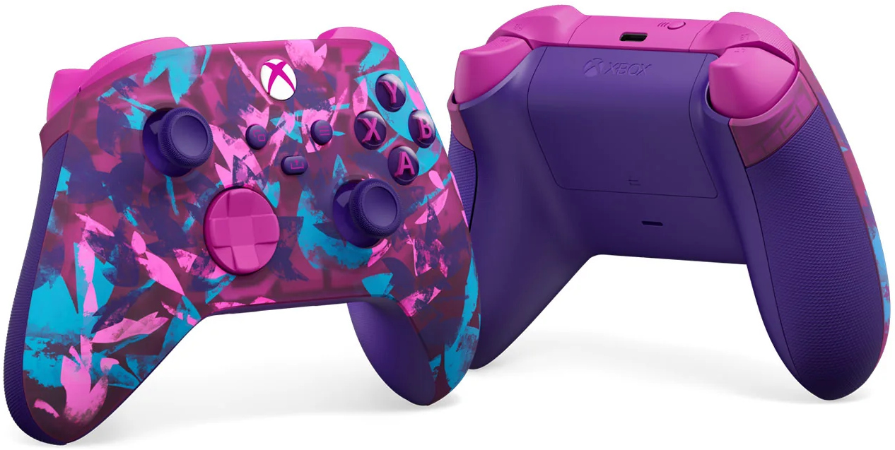 Két Xbox-kontroller. Az egyik felfelé néz, a másik hátrafelé. Mindkettő lila és rózsaszín absztrakt mintával rendelkezik.