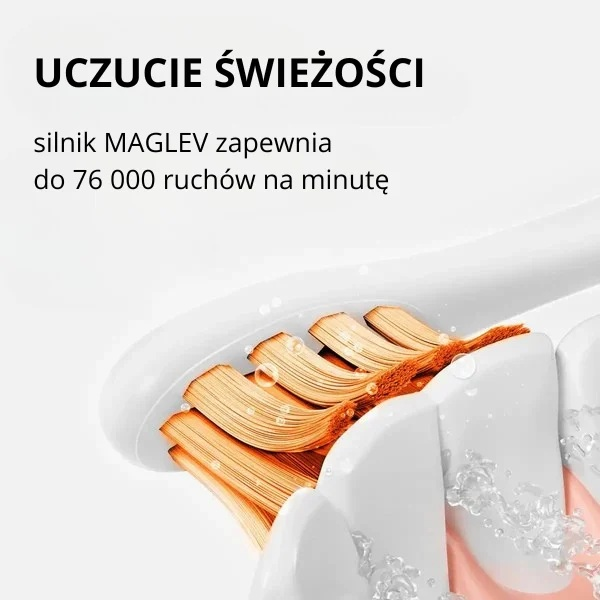 Zbliżenie główki szczoteczki do zębów z pomarańczowym włosiem. Widoczny biały plastik i krople wody.