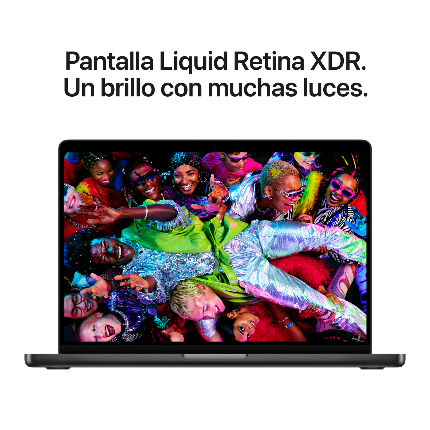 El portátil muestra un grupo diverso de personas sonriendo y riendo. El texto de la pantalla dice 'Liquid Retina XDR display'.