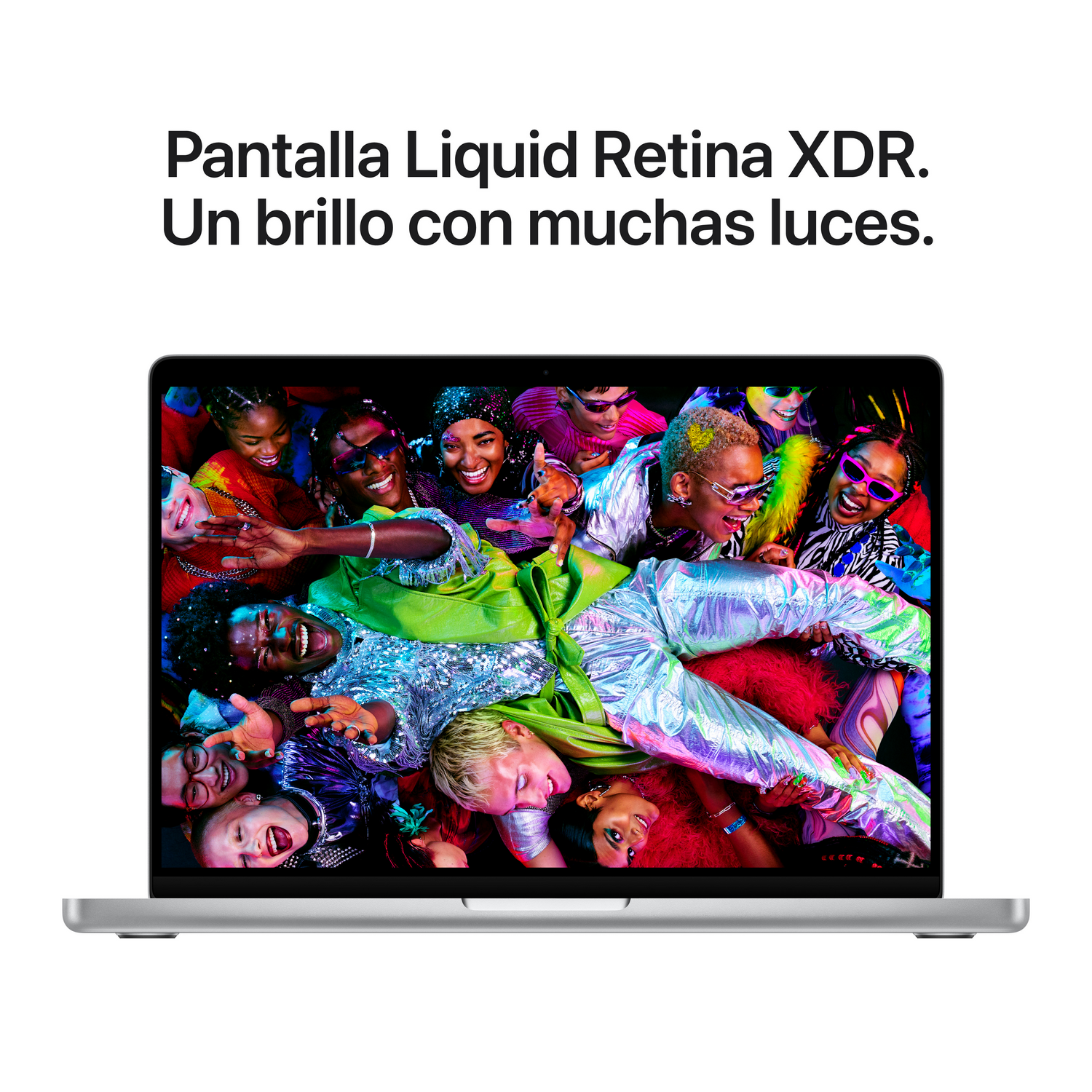 Una laptop muestra un grupo diverso de personas sonriendo y riendo, con ropa y accesorios coloridos. Texto arriba: 'Pantalla Liquid Retina XDR.'