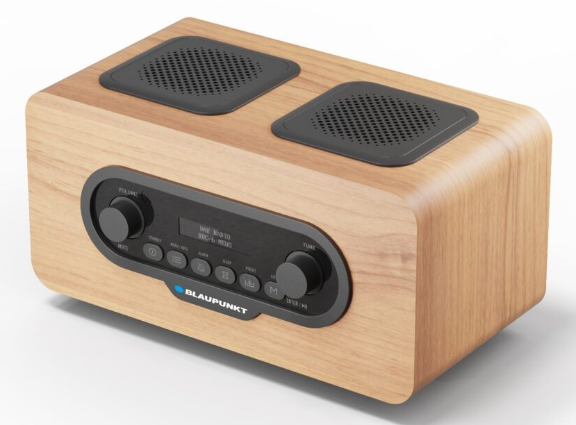 Drewniane radio z dwoma głośnikami na górze. Posiada pokrętła głośności i strojenia oraz wyświetlacz z napisem 'BBC-6: NEWS'.