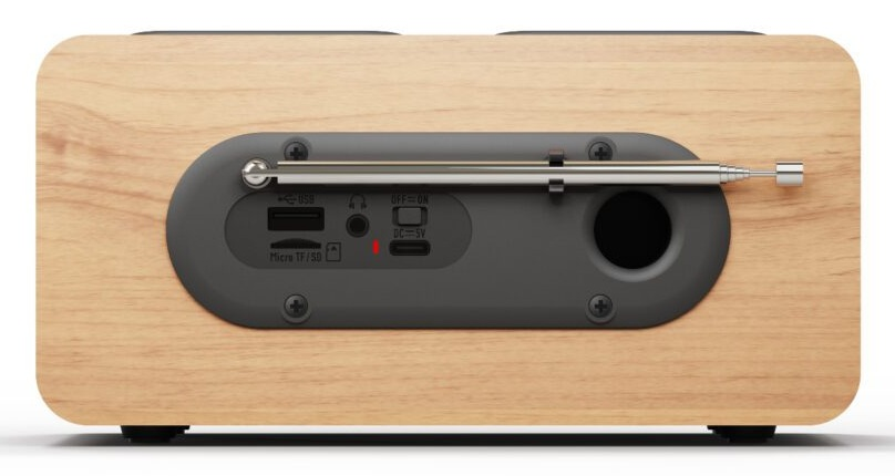Drewniane radio z ciemnoszarym panelem sterowania. Posiada port USB, gniazdo Micro TF/SD i antenę.