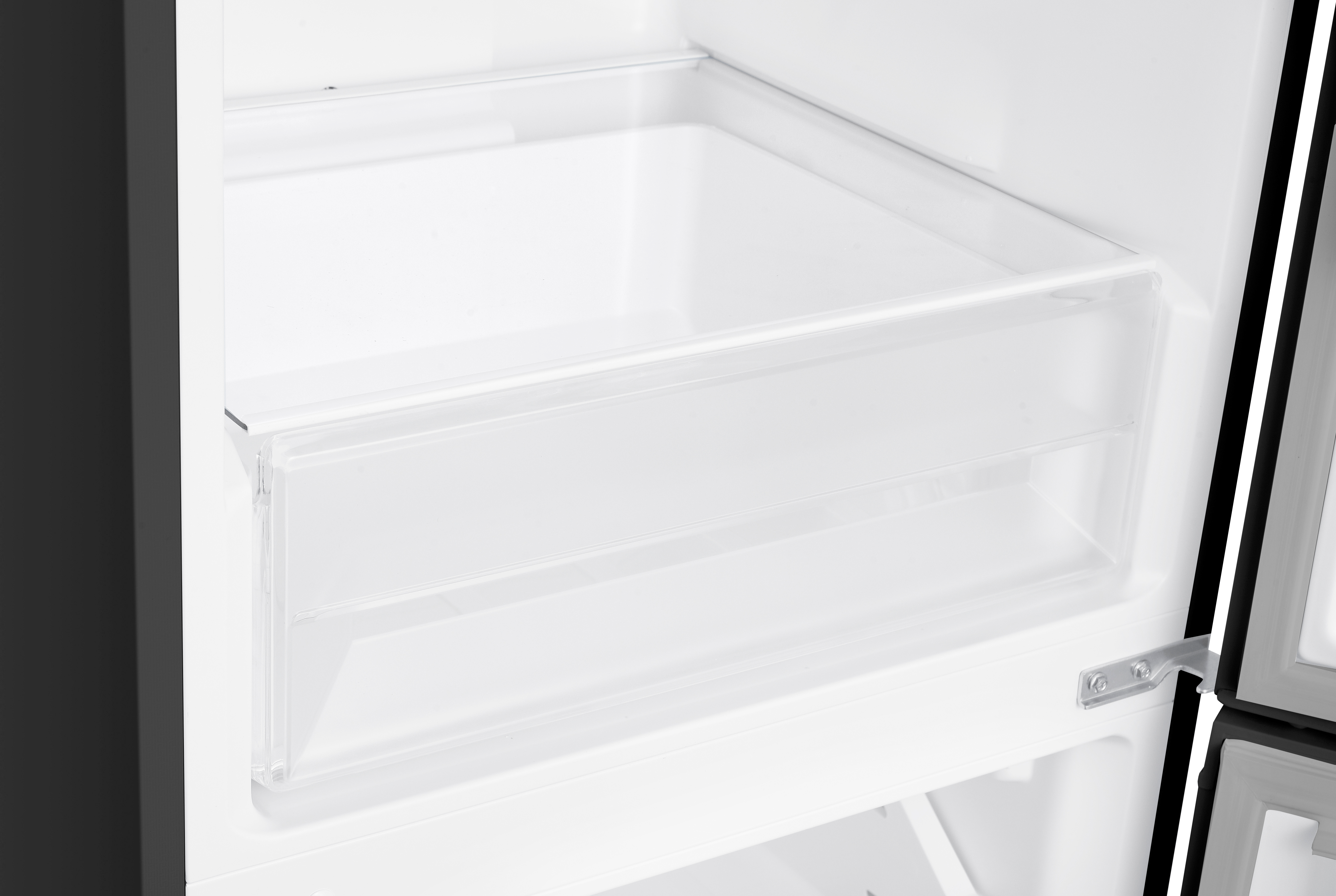 Im Inneren eines weißen Kühlschranks ist eine transparente Schublade zu sehen. Der Türrahmen ist schwarz, der Innenraum weiß.