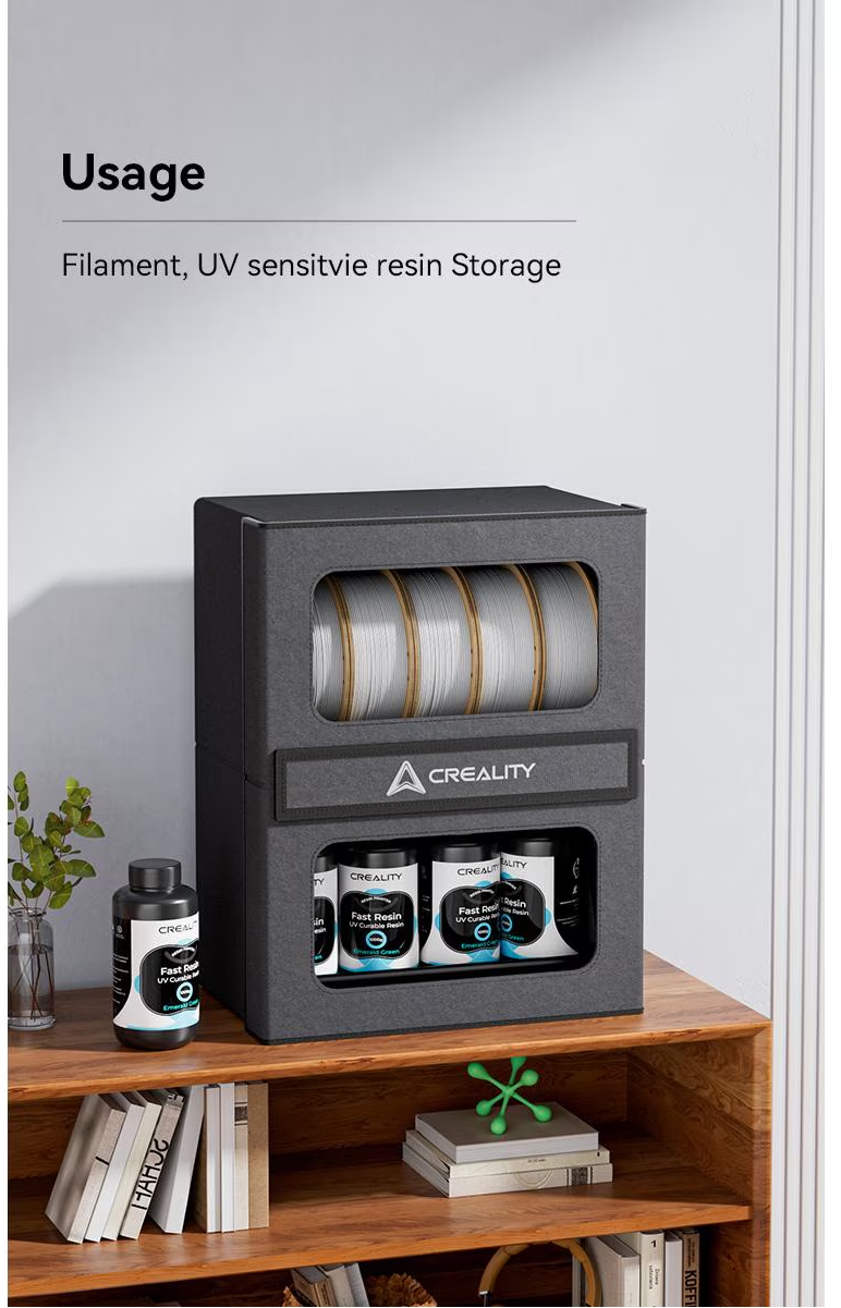 Unité de stockage noire avec filament et résine. Une bouteille et trois bouteilles de résine sont sur une étagère en bois, ainsi que des livres et une décoration verte.