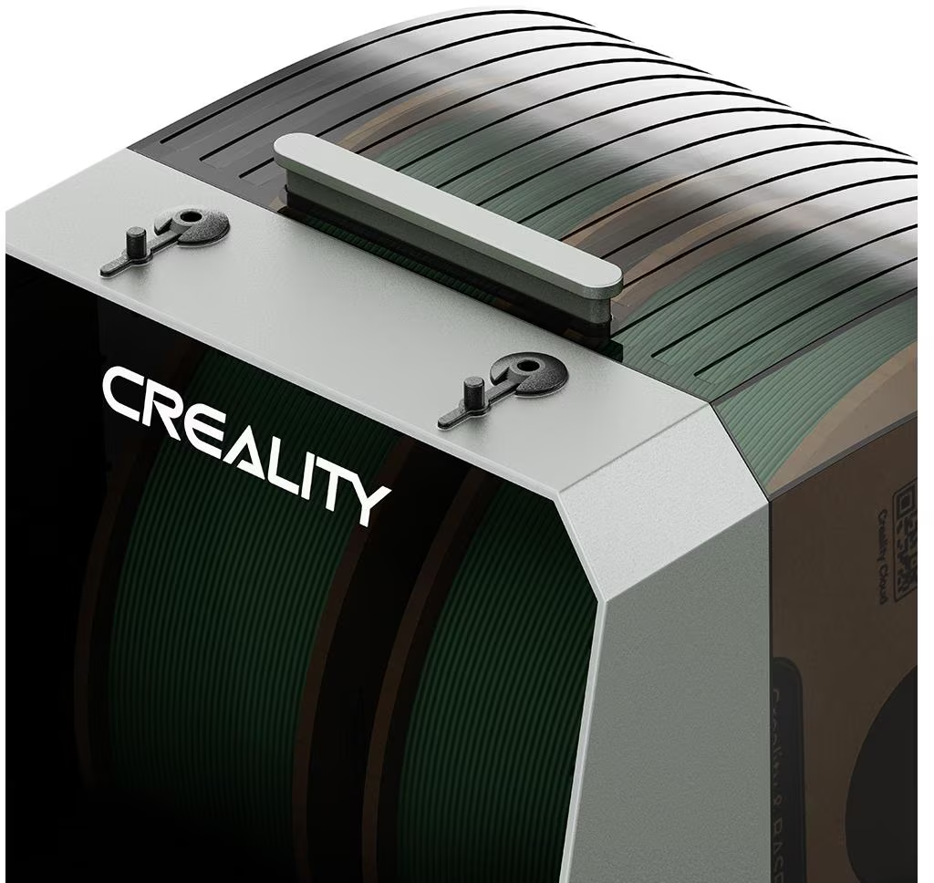 Un séchoir à filament pour imprimante 3D Creality. Il a un cadre argenté avec le logo Creality et une bobine de filament verte à l'intérieur.