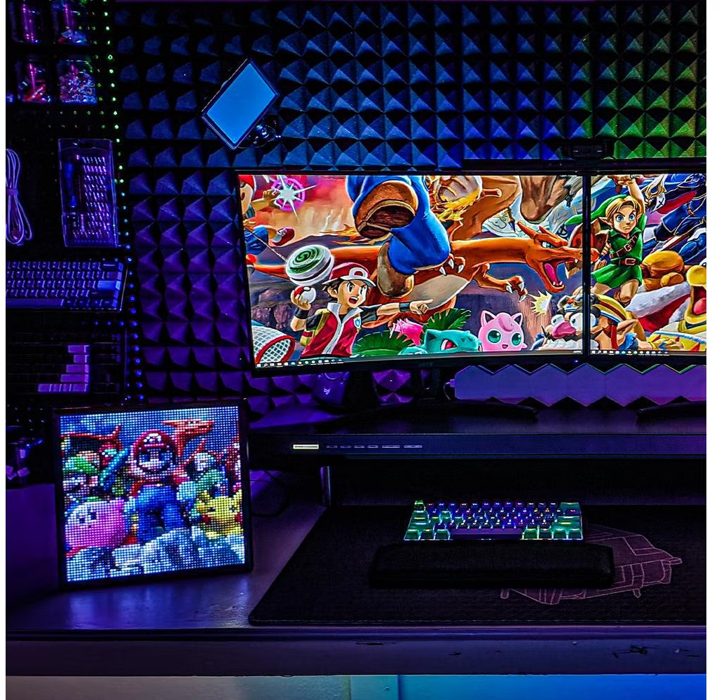 Gaming-Setup mit zwei Monitoren, die Spielgrafiken anzeigen, ein Pixelkunstbildschirm mit Charakteren und eine Tastatur.