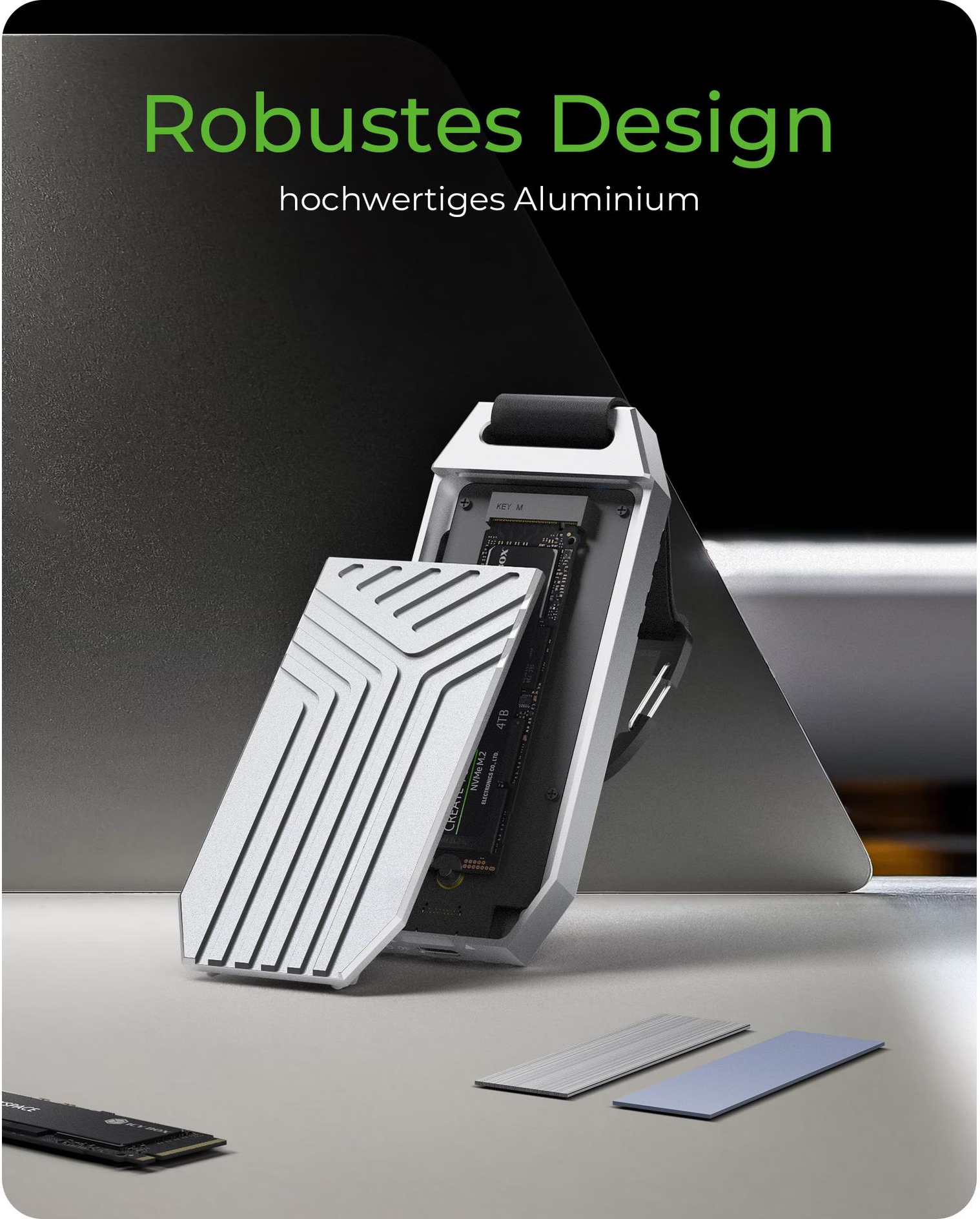 Disque dur externe argenté et noir avec couvercle ouvert. Le texte en haut dit 'Robustes Design' et 'hochwertiges Aluminium'.