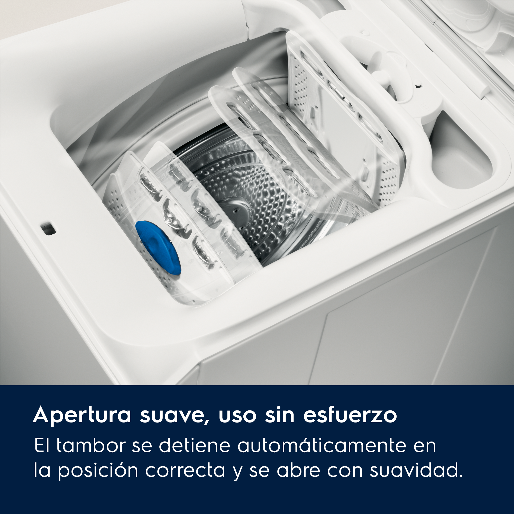 Interior abierto de lavadora, con tambor metálico, compartimentos plásticos transparentes y botón azul, todo en blanco.