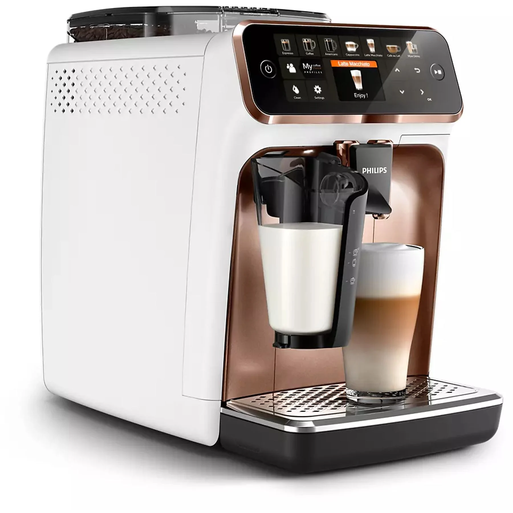 Egy fehér és rézszínű Philips kávéfőző, amely latte macchiatót készít. Egy pohár tej is látható.
