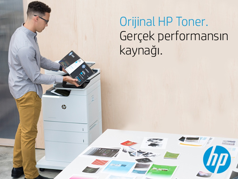 Gözlüklü bir adam, bir belge tutarak bir HP yazıcıyı kullanıyor. Bir masada baskılar var. HP logosu mevcut.