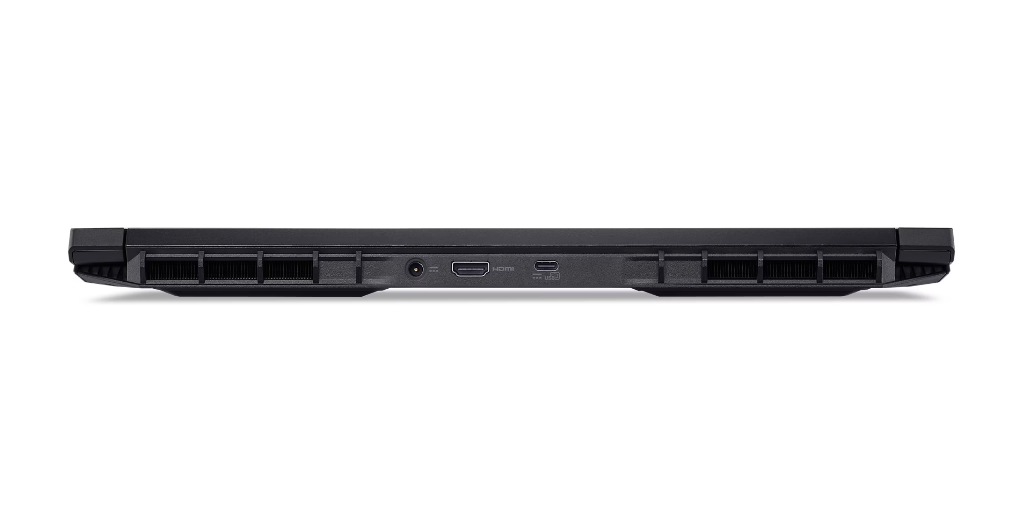 Die Seite eines schwarzen Laptops mit Anschlüssen und Lüftungsschlitzen. Anschlüsse umfassen Strom, HDMI und USB. Der Laptop liegt auf weißem Untergrund.
