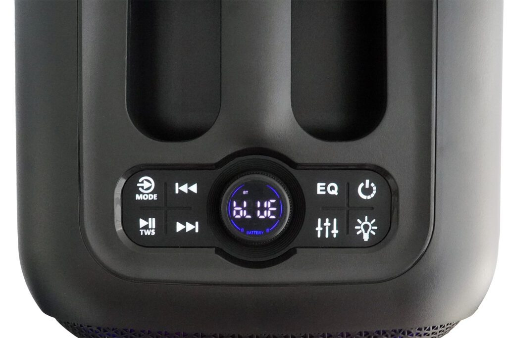Zbliżenie czarnego panelu sterowania głośnikiem z przyciskami i niebieskim wyświetlaczem z napisem 'BLUE'. Przyciski obejmują tryb, EQ i zasilanie.