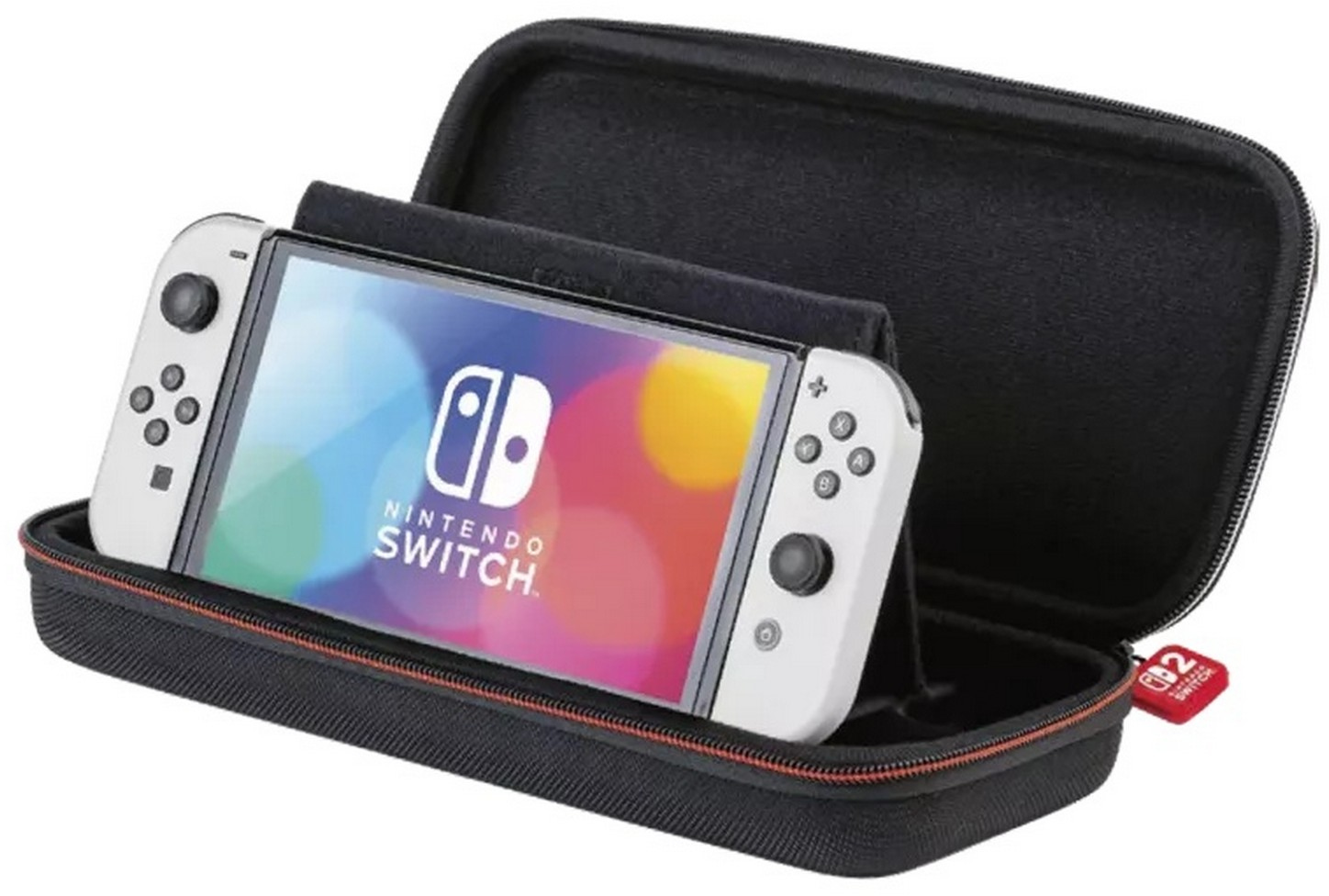 Egy fehér Nintendo Switch konzol egy fekete tokban van. A képernyő színes képet jelenít meg. Egy piros címke azt mondja: Switch 2.