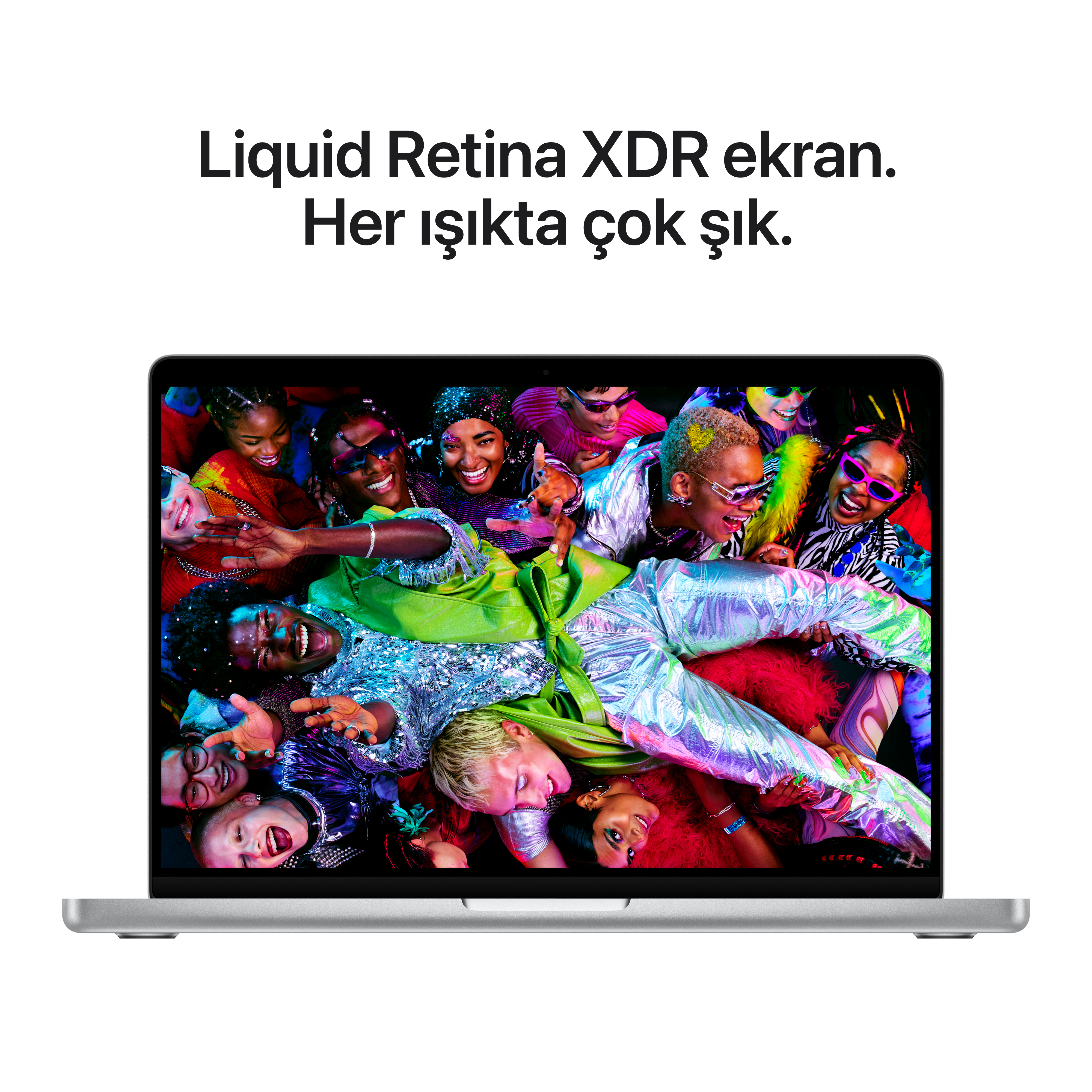 Dizüstü bilgisayar, renkli kıyafetler ve güneş gözlükleriyle gülümseyen çeşitli insanları gösteriyor. Arka plan karanlık.