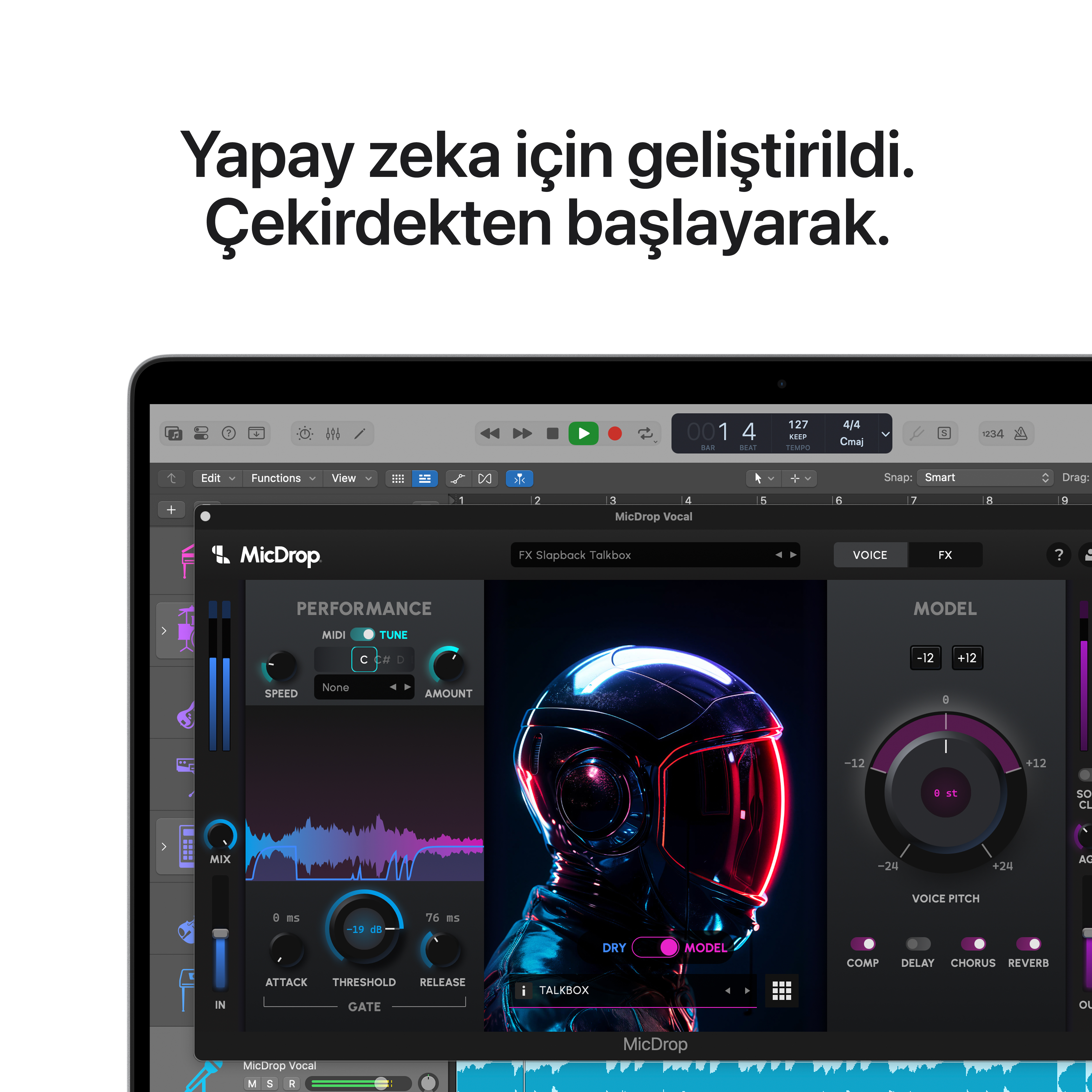 Bir bilgisayar ekranı, fütüristik bir kask grafiği içeren bir müzik prodüksiyon arayüzü görüntülüyor.