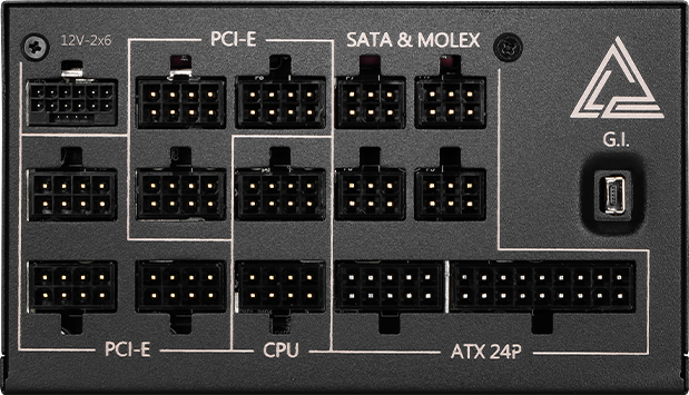 Primo piano di un alimentatore per computer nero con vari connettori etichettati: PCI-E, SATA & MOLEX, CPU e ATX 24P. Un logo è visibile.