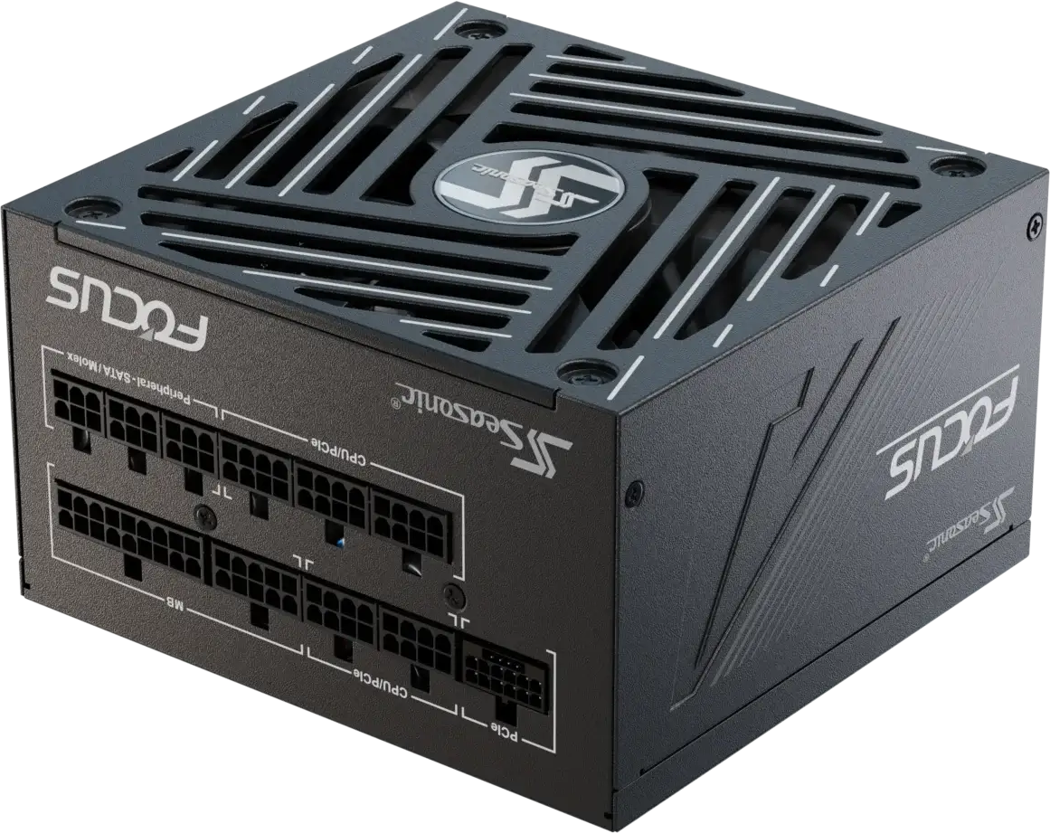 Une alimentation Seasonic FOCUS noire, avec plusieurs ports, des évents et le logo Seasonic. Elle est sur un fond sombre.