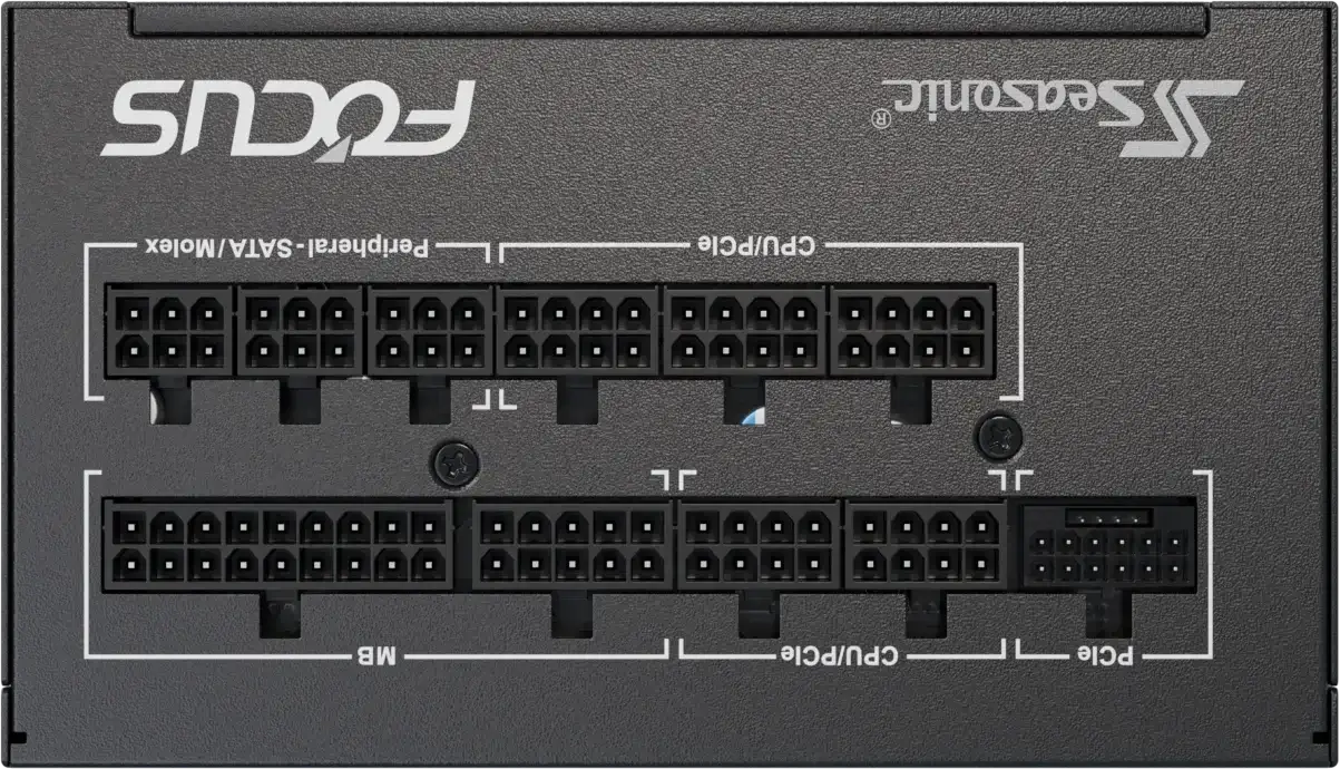 Une alimentation noire avec plusieurs connecteurs étiquetés MB, CPU/PCIe, PCle et Peripheral-SATA/Molex. La marque est Seasonic FOCUS.