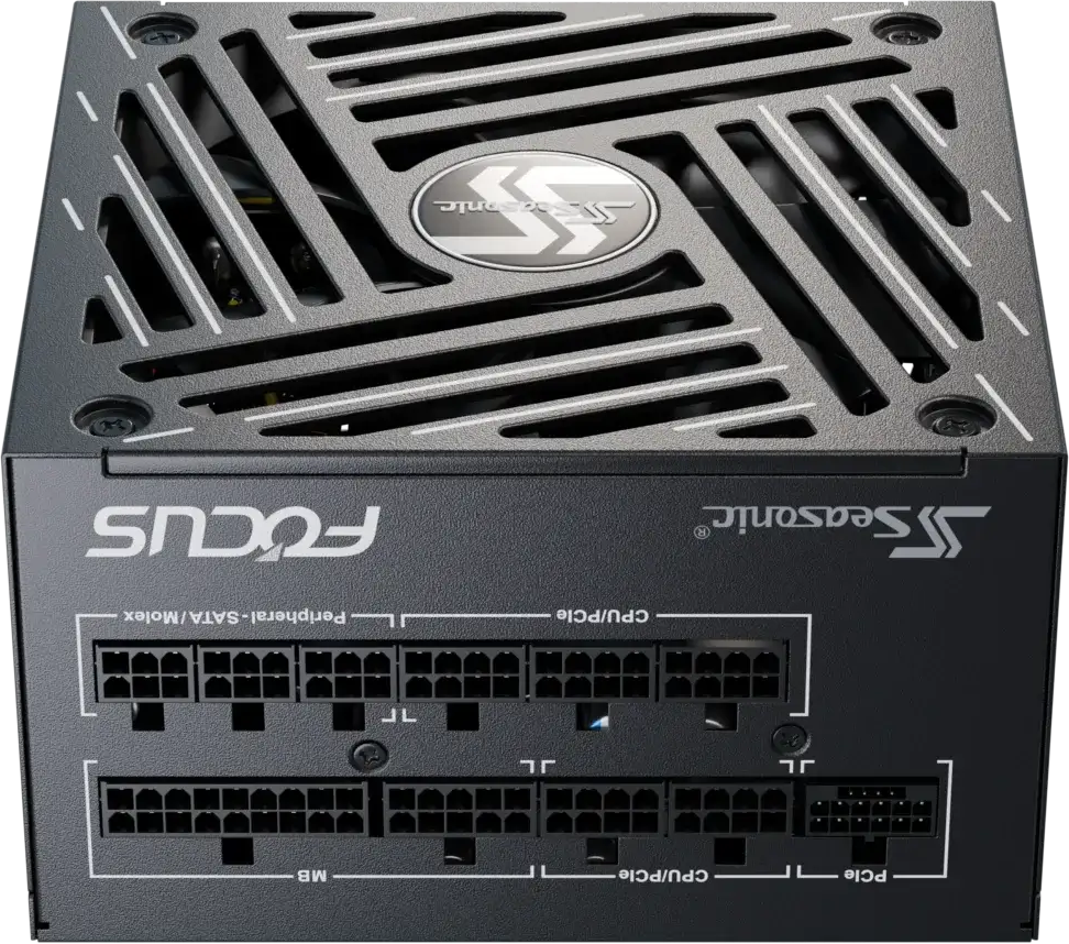 Un bloc d'alimentation Seasonic FOCUS noir. Il possède plusieurs ports et une grille métallique sur le dessus.
