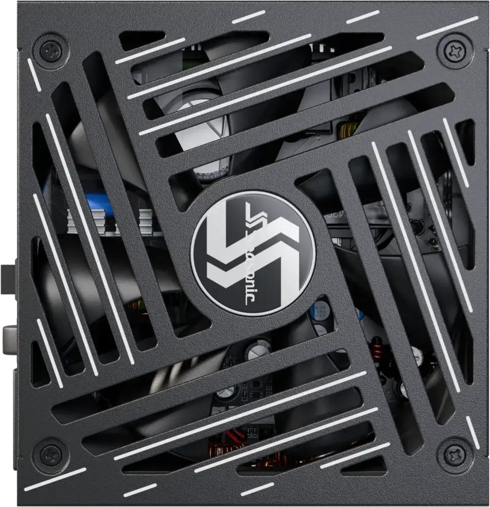 Gros plan sur une alimentation d'ordinateur noire avec une grille métallique, un ventilateur et le logo du fabricant au centre.