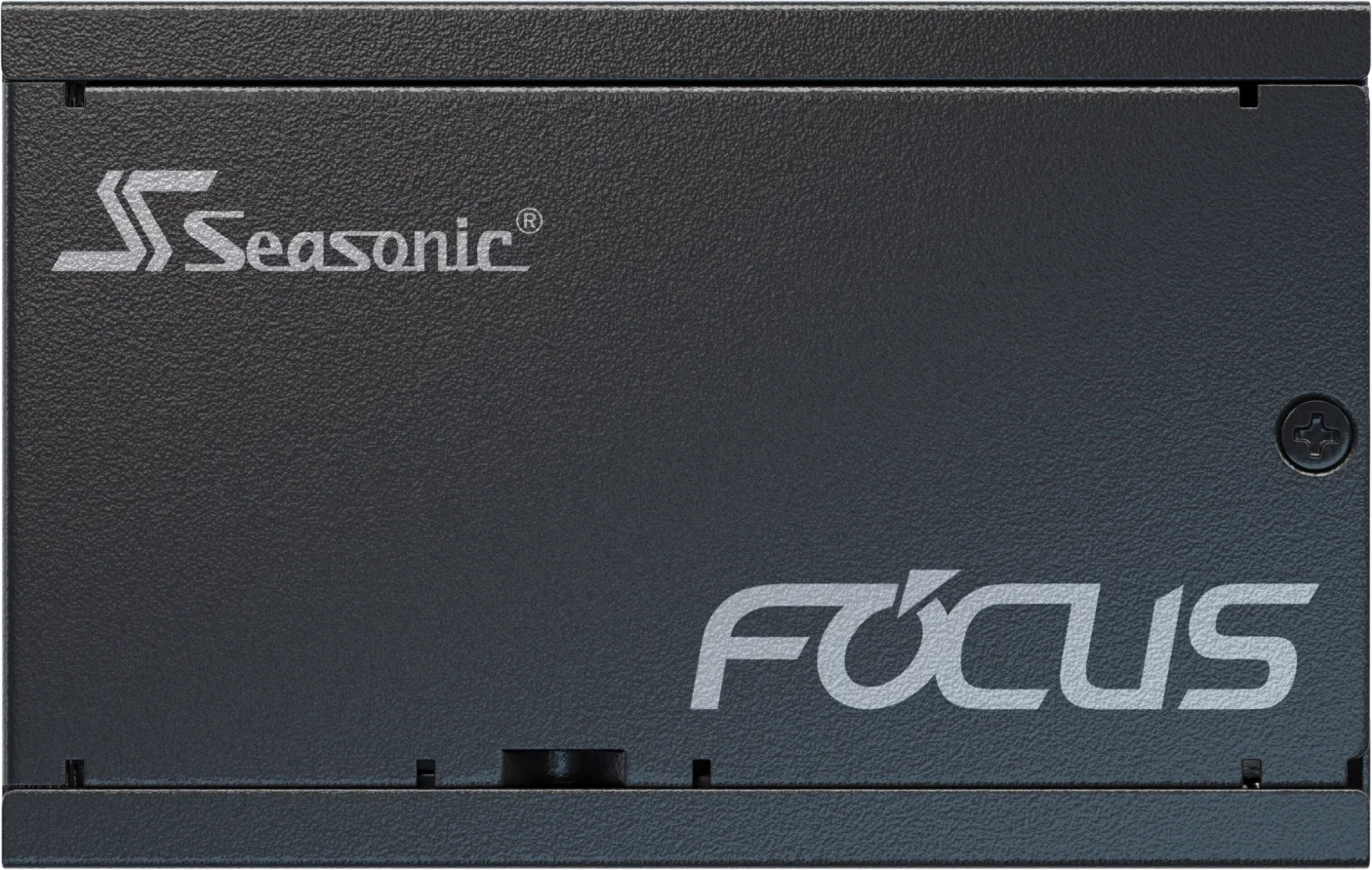 Un alimentatore Seasonic Focus nero. Logo Seasonic bianco e testo Focus. Una vite sul lato destro.