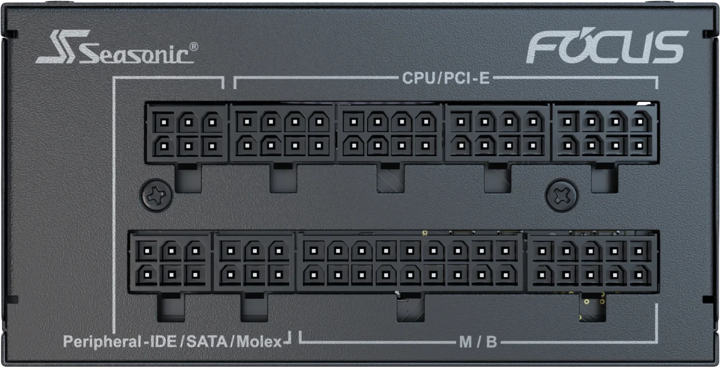 Primo piano di un alimentatore Seasonic Focus. Ha più porte etichettate CPU/PCI-E, Peripheral-IDE, SATA, Molex e M/B.