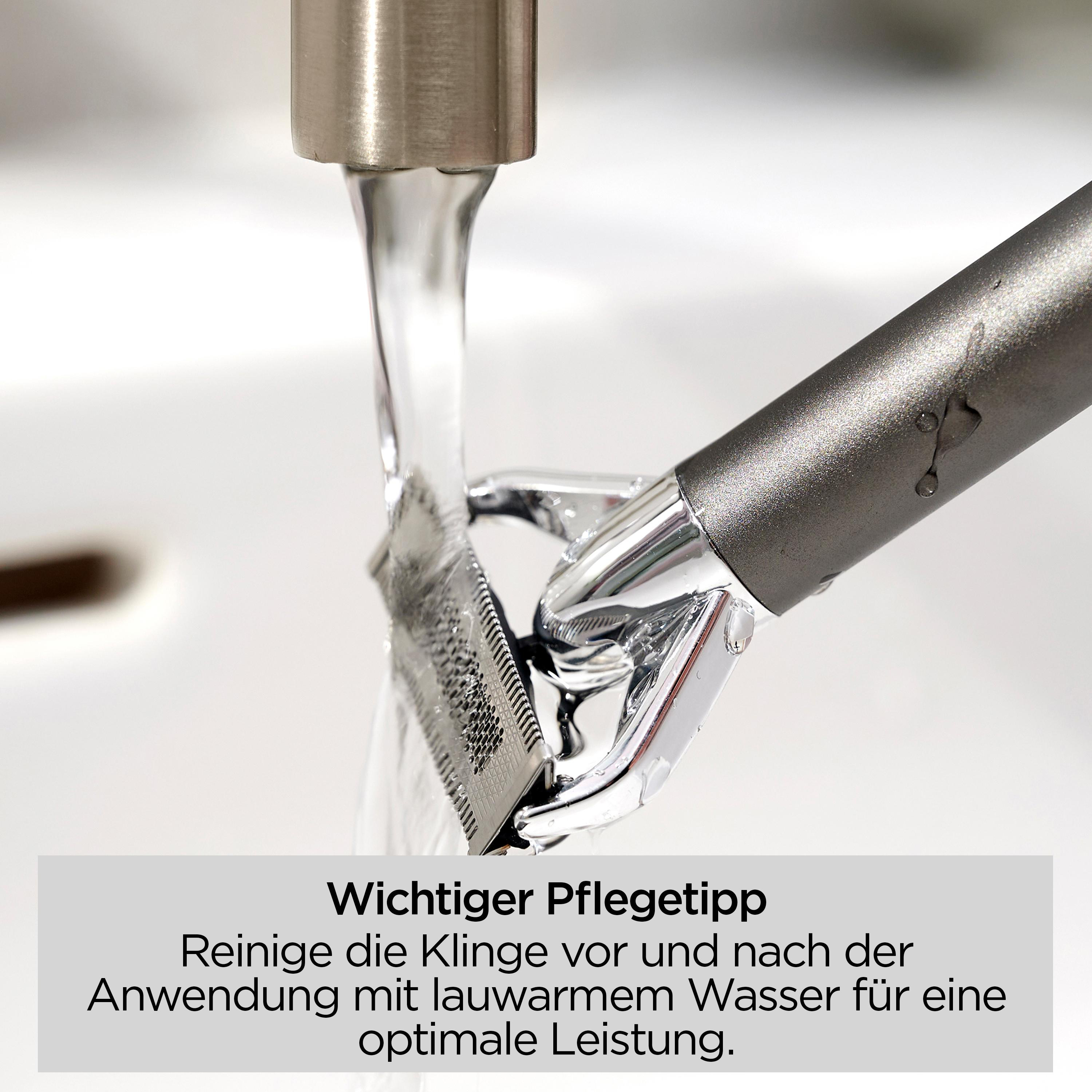 Ein Rasierer wird mit Wasser gespült. Die Klinge befindet sich unter fließendem Wasser. Anweisungen sind unten auf Deutsch.