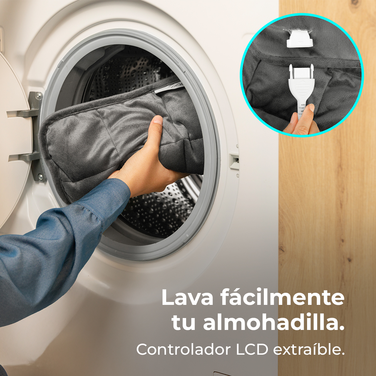 Una persona mete una almohada gris en una lavadora. Se desconecta un enchufe de la almohada. El texto dice: 'Lava fácilmente tu almohada'.
