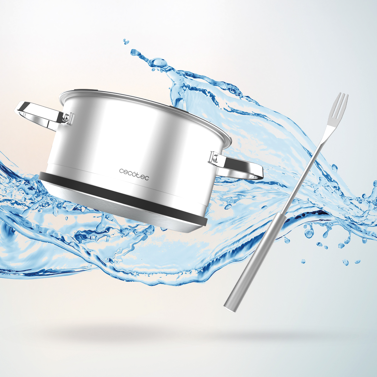 Una olla de acero inoxidable con asas y un tenedor frente a salpicaduras de agua. La olla tiene la palabra 'cecotec'.