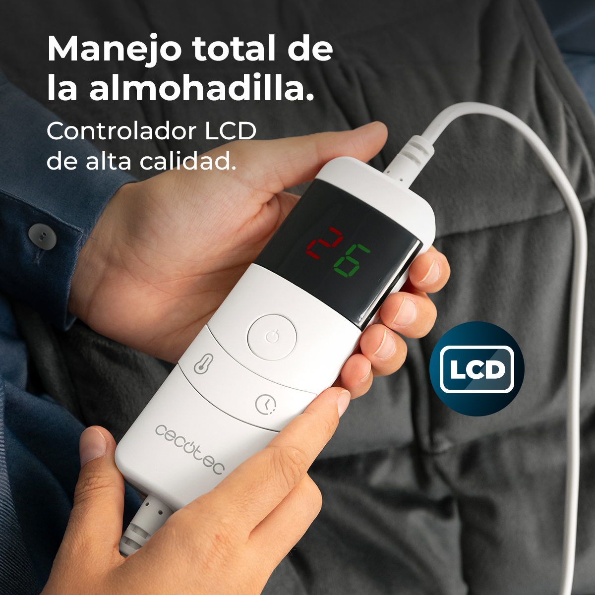 Una persona sostiene un controlador blanco con una pantalla LCD que muestra '26'. El dispositivo tiene botones y un cable, con texto en español.