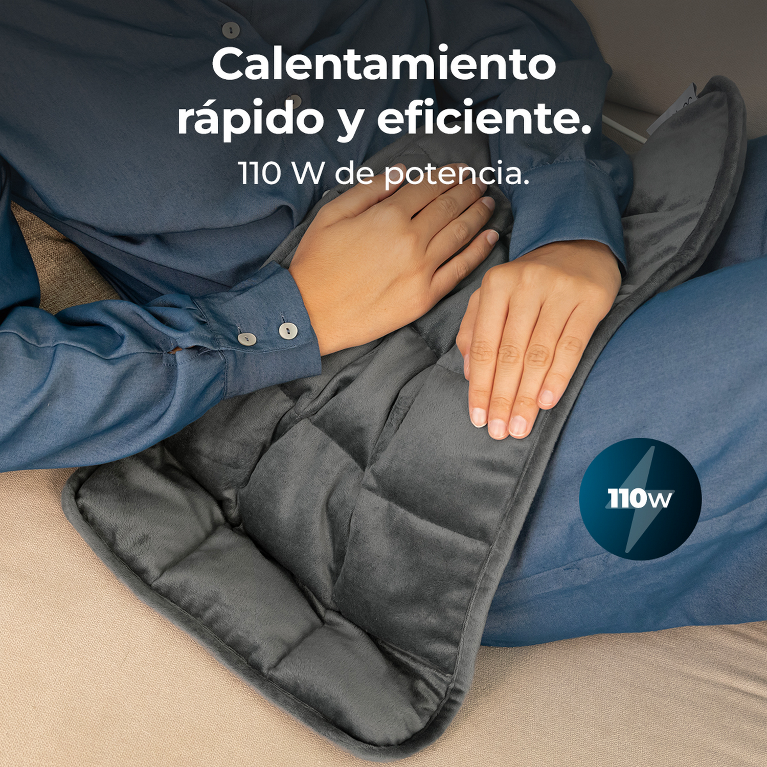 Persona sosteniendo una manta gris, el texto dice 'calentamiento rápido y eficiente. 110 W de potencia'. Hay un icono de 110W.