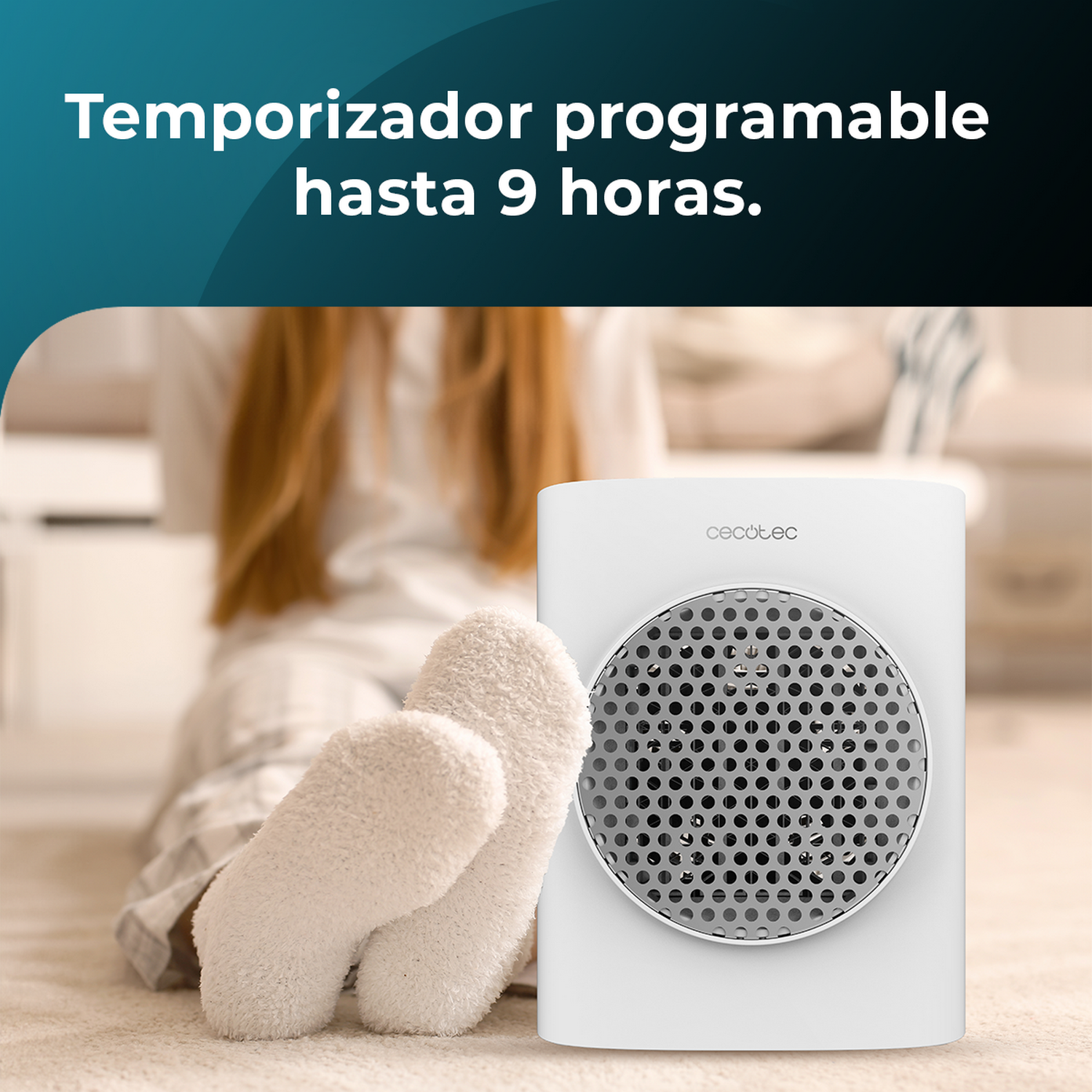 Un ventilador blanco con frontal perforado. Calcetines esponjosos y una persona en pijama en el fondo. Texto: Temporizador programable hasta 9 horas.