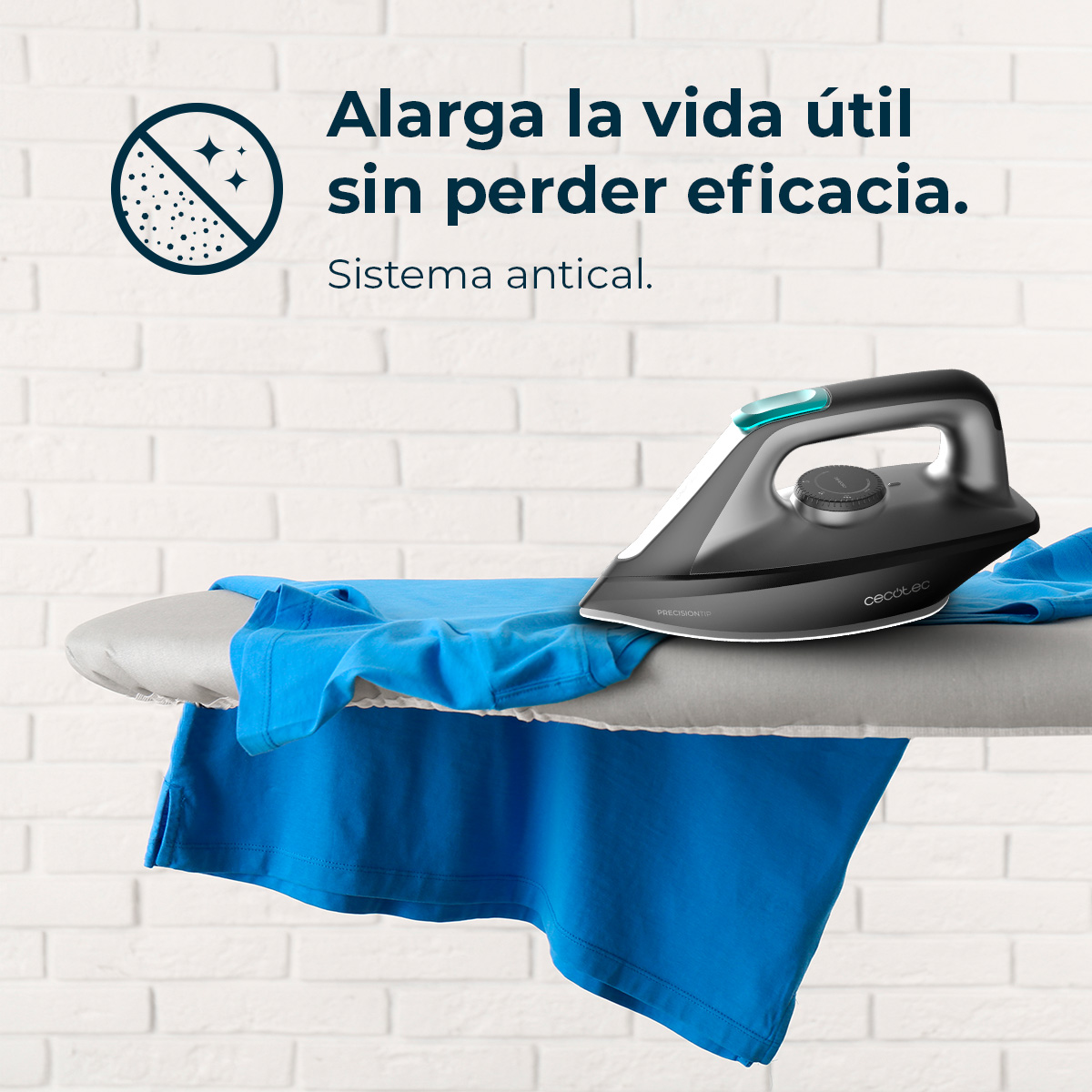 Una plancha sobre una tabla. Una camisa azul está en la tabla. Texto: Alarga la vida útil sin perder eficacia. Sistema antical.