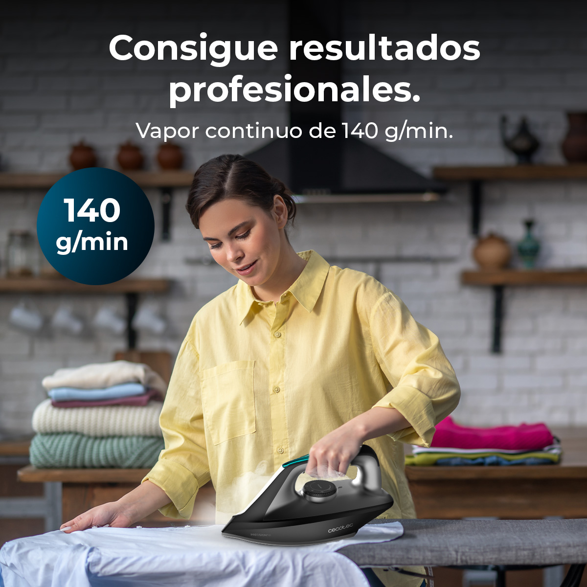 Una mujer plancha una camisa blanca con una plancha negra. Texto:Consigue resultados profesiones. Vapor continuo de 140 g/min