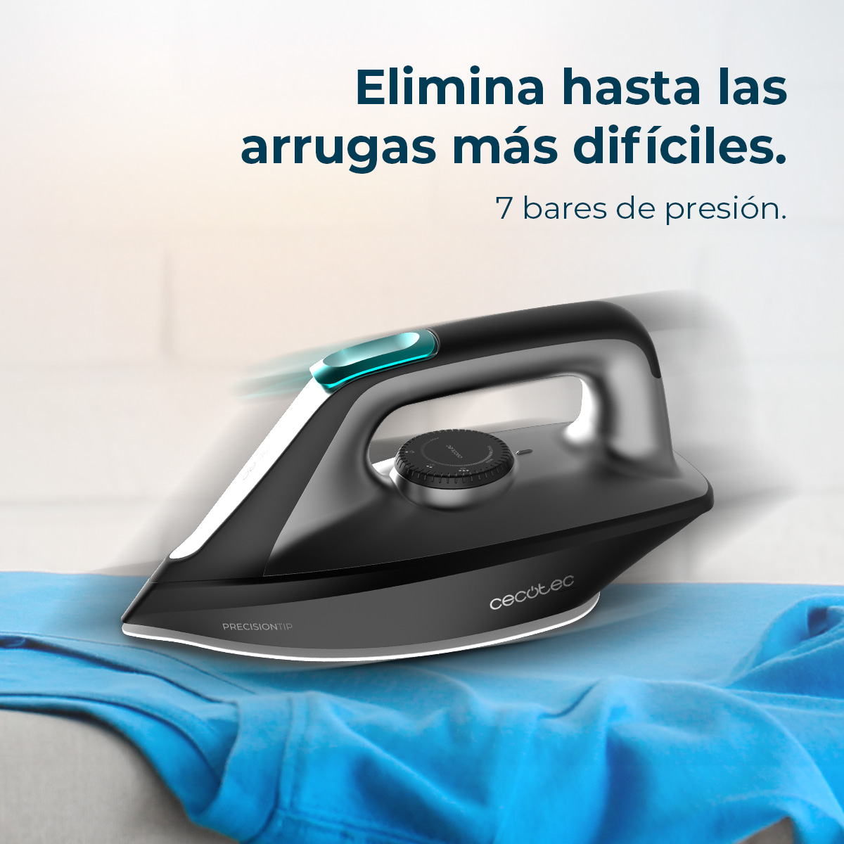 Una plancha negra sobre una camisa azul. Texto: 'Elimina hasta las arrugas más difíciles. 7 bares de presión.'