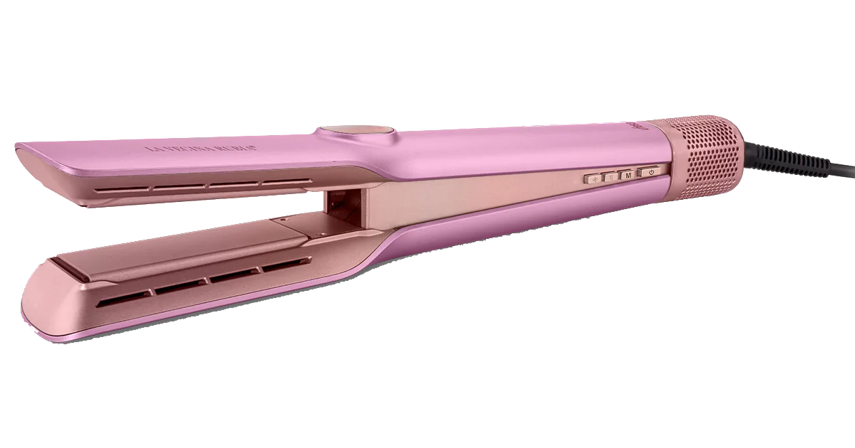 Una plancha de pelo rosa y oro rosa se muestra sobre un fondo negro. Está abierta, revelando las placas calefactoras.