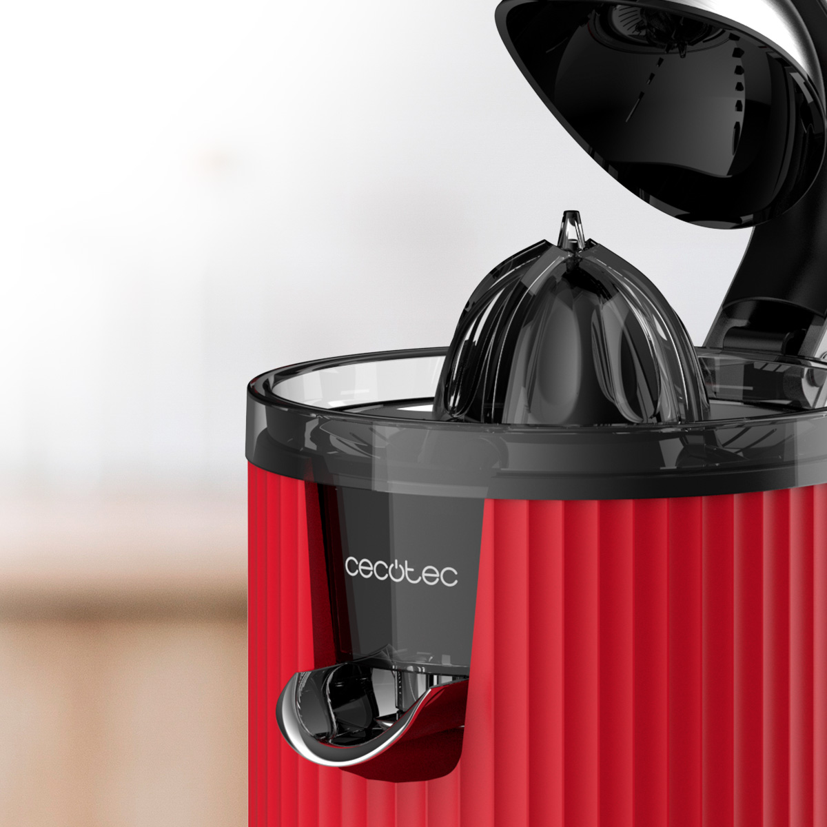 Primer plano de una exprimidora Cecotec roja y negra. La parte superior está abierta, mostrando el cono exprimidor. La marca es visible.