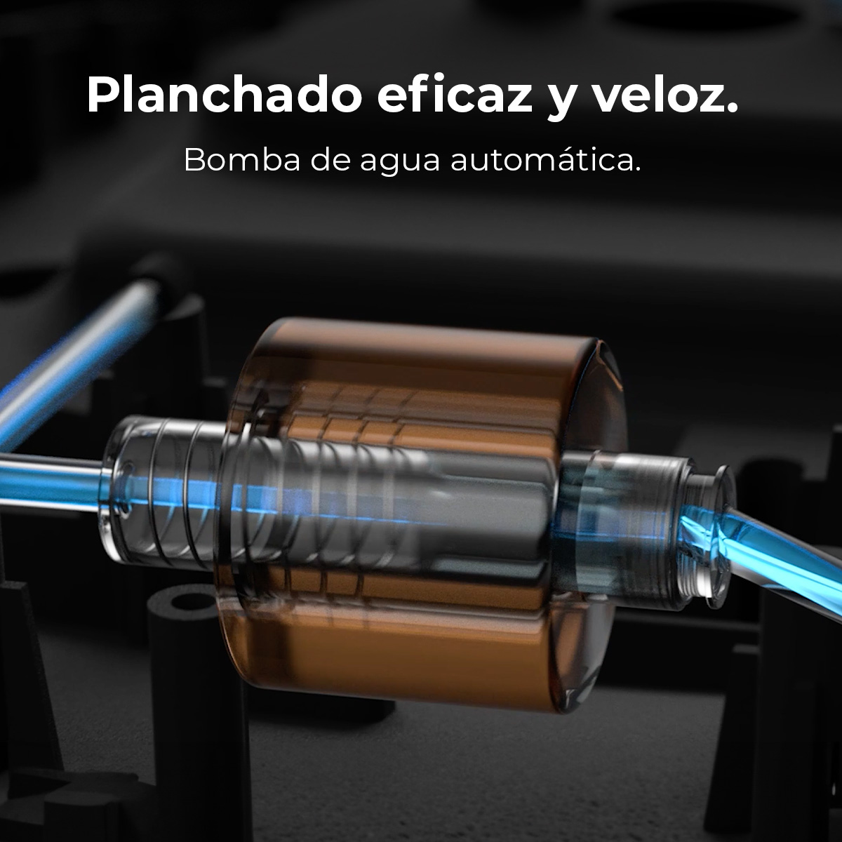 Primer plano de una bomba de agua marrón y transparente con agua azul fluyendo. Texto: 'Planchado eficiente y rápido.'