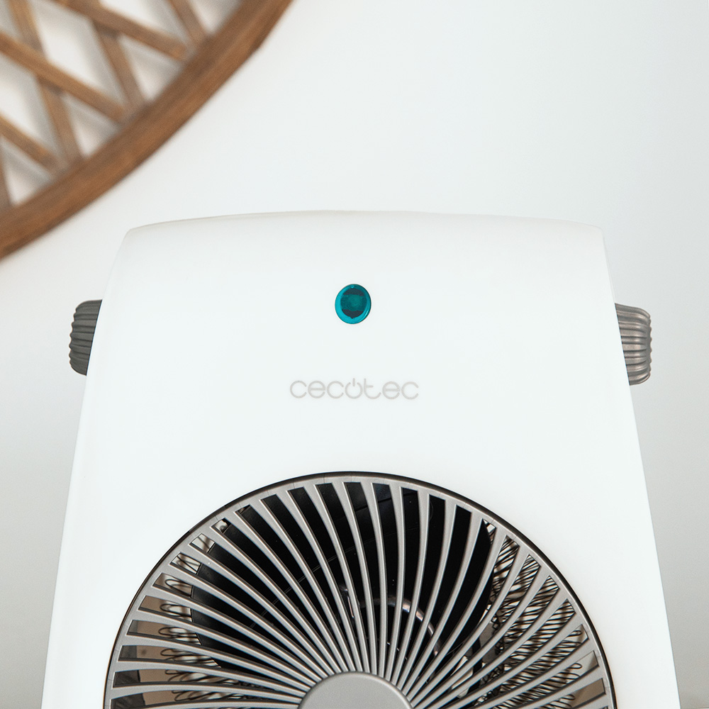 Un calefactor Cecotec blanco con un botón de encendido azul. Las aspas del ventilador son visibles en la parte inferior. Un detalle de madera en el fondo.
