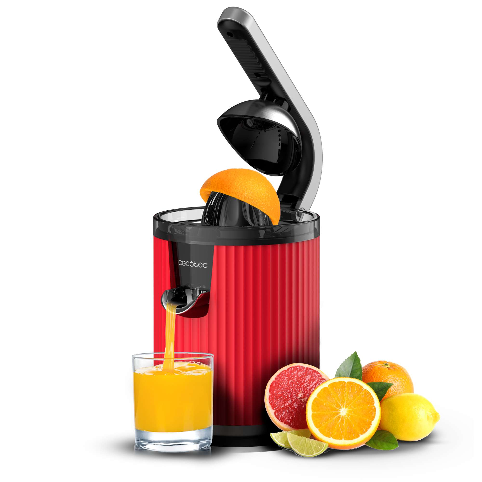 Una exprimidora roja con una rodaja de naranja. El jugo se vierte en un vaso. Naranjas, pomelos y limones a la derecha.