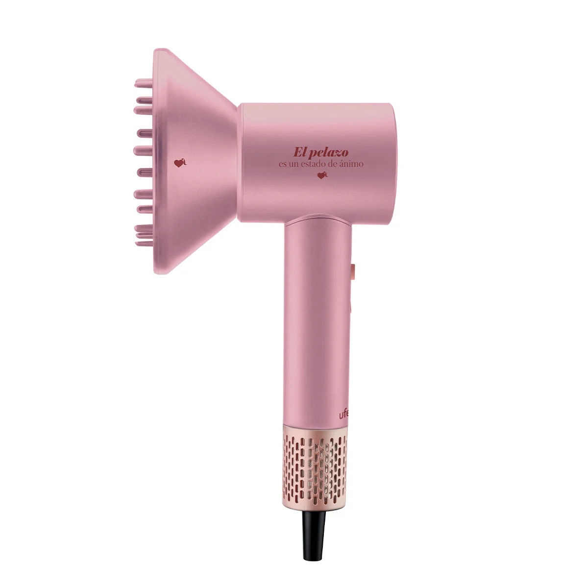 Un secador de pelo rosa con un accesorio difusor. Tiene un mango y una boquilla. Las palabras 'El pelazo es un estado de ánimo' están impresas en él.
