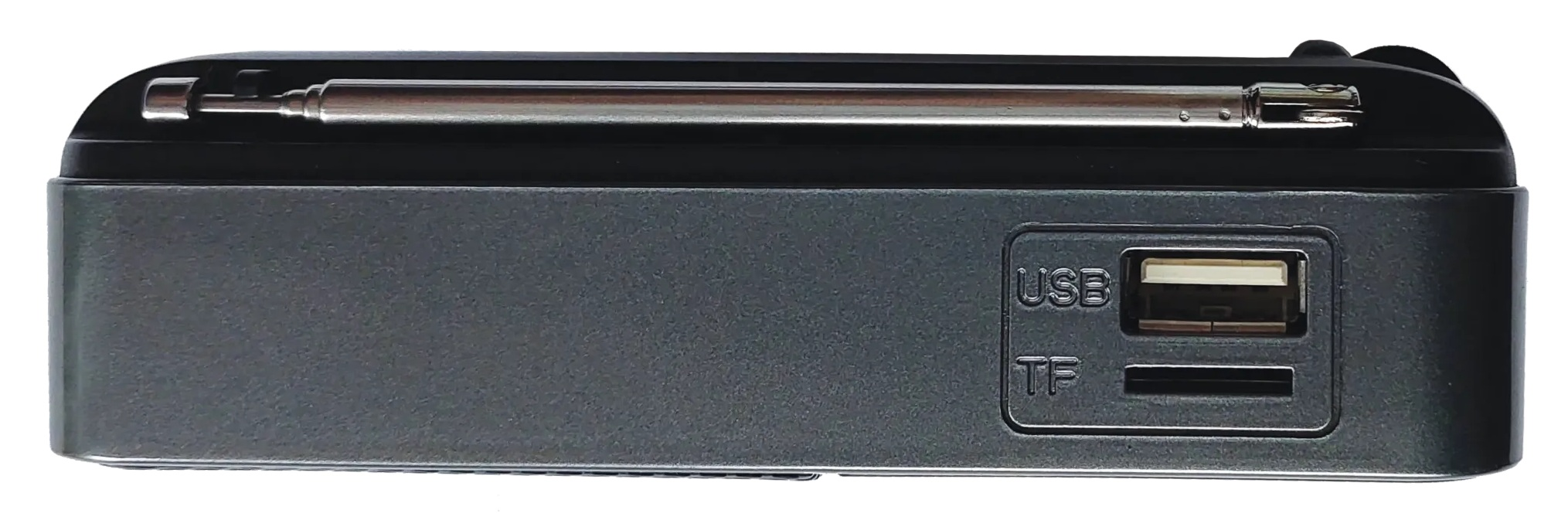 Czarno-szare przenośne radio. Posiada port USB, gniazdo kart TF i wysuwaną antenę.