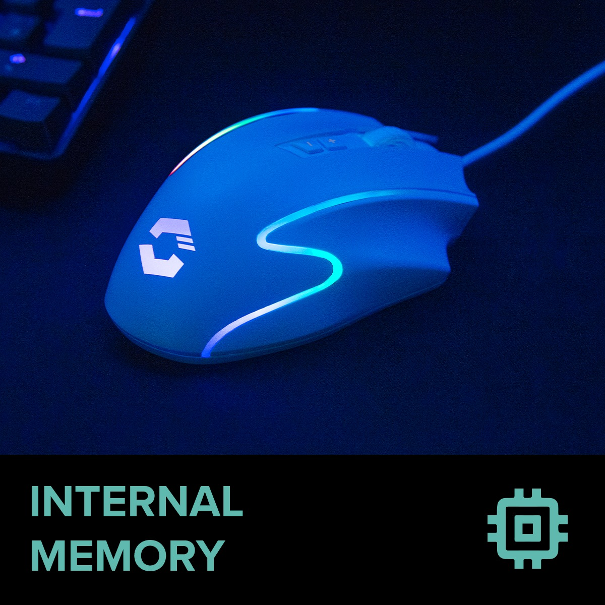 Eine weiße Gaming-Maus mit blauen Akzenten und einem Logo liegt auf einer dunklen Oberfläche. Unten steht "INTERNAL MEMORY".