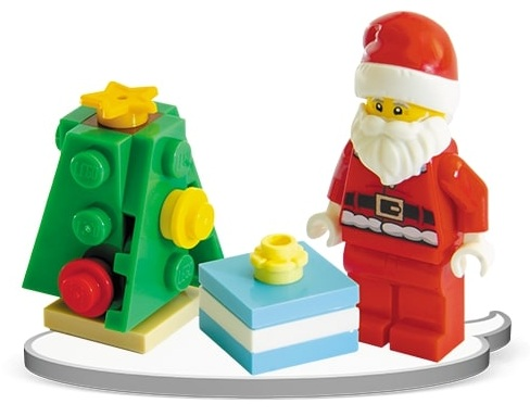 Figurka Lego Świętego Mikołaja z choinką i prezentem. Choinka jest zielona, prezent niebiesko-biały. Święty Mikołaj nosi czerwień.