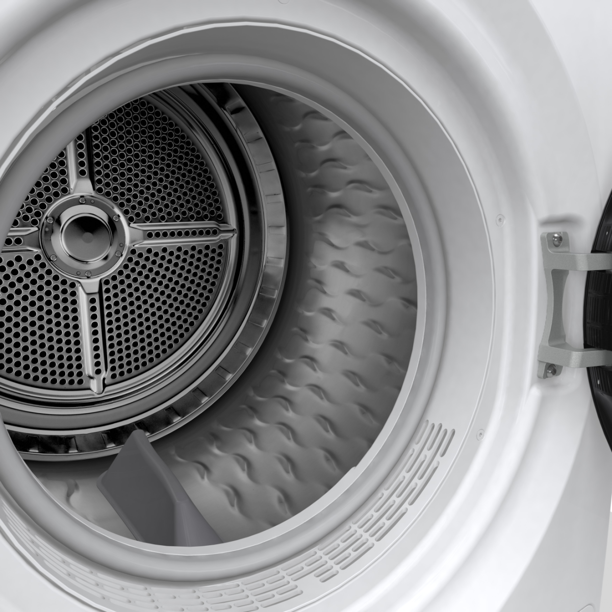 Widok z wnętrza bębna suszarki. Bęben ze stali nierdzewnej z perforowanym tyłem, szarymi łopatkami oraz białą ramą i drzwiami.