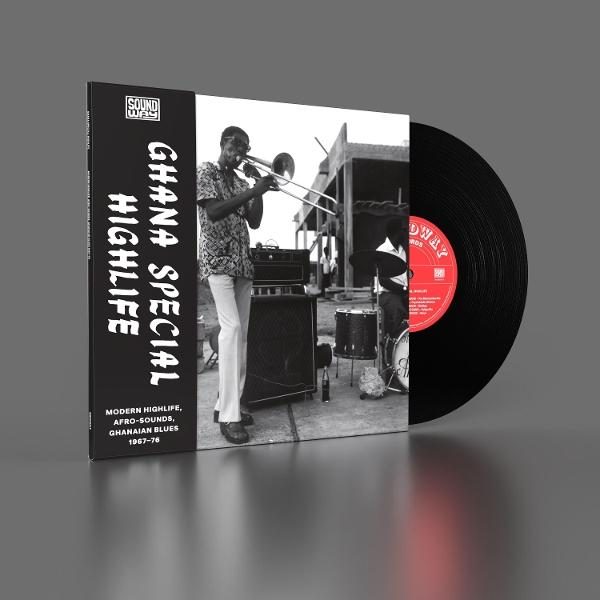 Albumcover: Ghana Special Highlife. Musiker spielt Posaune, Schallplatte rechts. Schwarz-Weiß-Foto. Titel links.